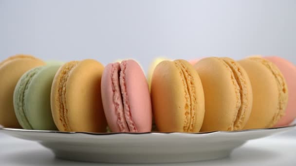 Kolorowe francuskie macarons, wyśmienity deser — Wideo stockowe