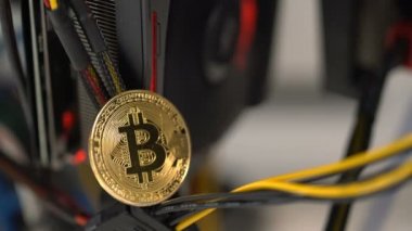 bitcoin bir rafa Kripto-para araştırma için bir grafik kartı arka plan üzerinde