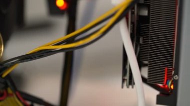 bitcoin bir rafa Kripto-para araştırma için bir grafik kartı arka plan üzerinde
