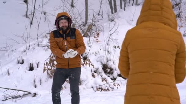 Paar heeft sneeuwballengevecht — Stockvideo