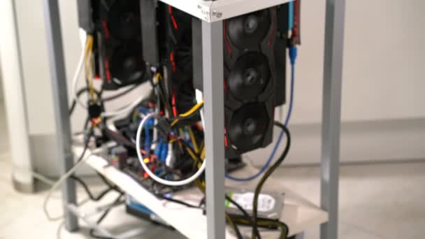 Rack aberto para mineração criptomoeda inclui placas gráficas, placa-mãe e disco rígido — Vídeo de Stock