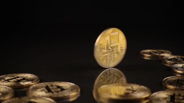 Šifrovací měna mince rotační, Bitcoin na černém pozadí — Stock video