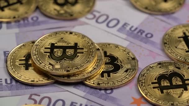 Bitcoin, cryptocurrency, altın bitcoins ve gerçek para beş yüz Euro turntable döndürmek — Stok video