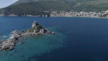 Adanın Kilisesi önünde Petrovac ile havadan görünümü.