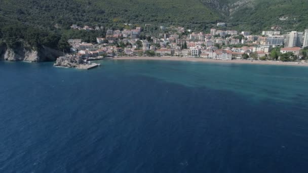 Flygfoto över Petrovac city — Stockvideo