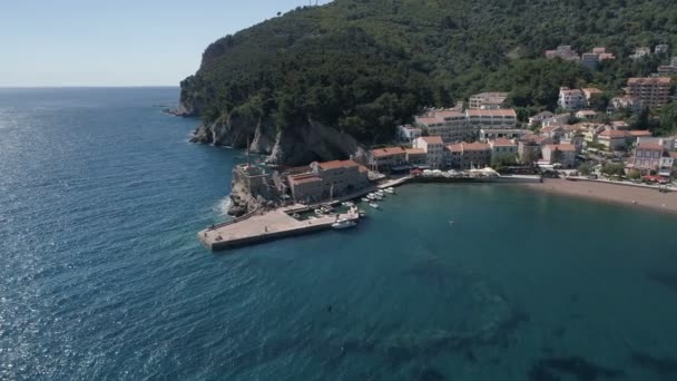 Luftfoto af Petrovac by – Stock-video