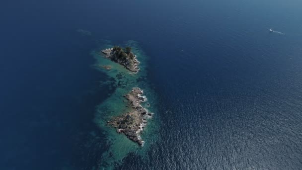 Вид с воздуха на остров с церковью перед Петровацем . — стоковое видео