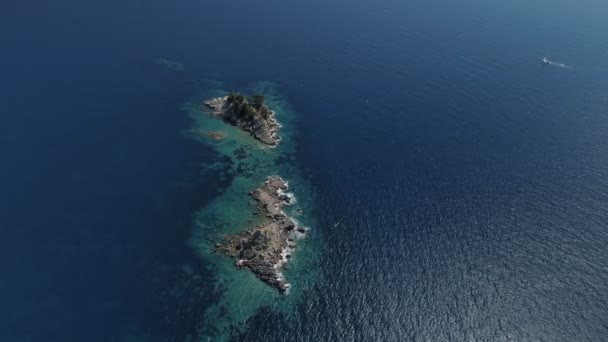 Luftaufnahme der Insel mit Kirche vor Petrovac. — Stockvideo