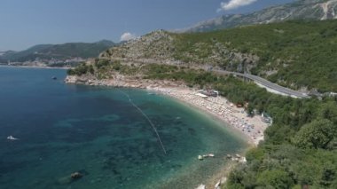Budva şehri yakınındaki Kamenovo Plajı'na havadan görünümü