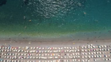 Budva şehri yakınındaki Kamenovo Plajı'na havadan görünümü