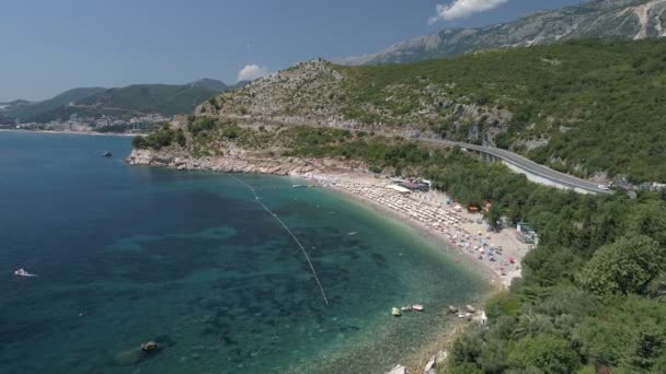 vue aérienne sur la plage de Kamenovo près de la ville de Budva 