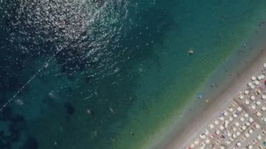 Budva şehri yakınındaki Kamenovo Plajı'na havadan görünümü