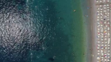 Budva şehri yakınındaki Kamenovo Plajı'na havadan görünümü
