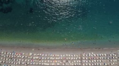 Budva şehri yakınındaki Kamenovo Plajı'na havadan görünümü