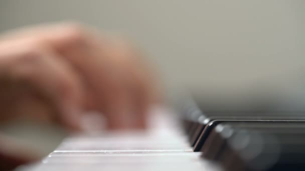 Пианист играет на пианино — стоковое видео