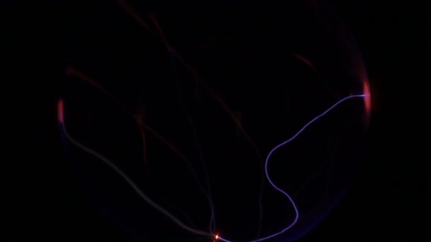 Абстрактные разряды внутри плазменного шара — стоковое видео
