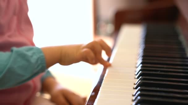 Küçük kız piyano çalmayı öğrenir — Stok video