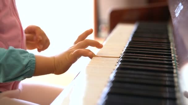 Lilla flickan lär sig att spela piano — Stockvideo