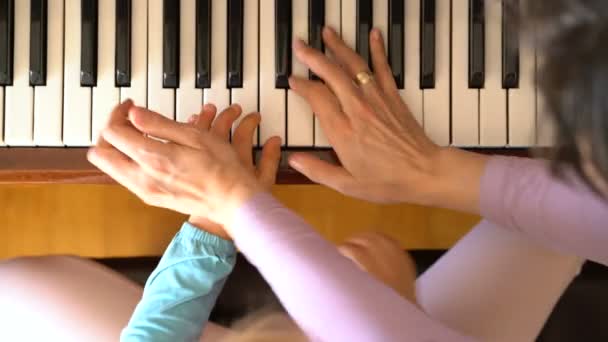 Lilla flickan lär sig att spela piano — Stockvideo