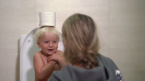 Menino bonito e mãe brincando com papel higiênico — Vídeo de Stock