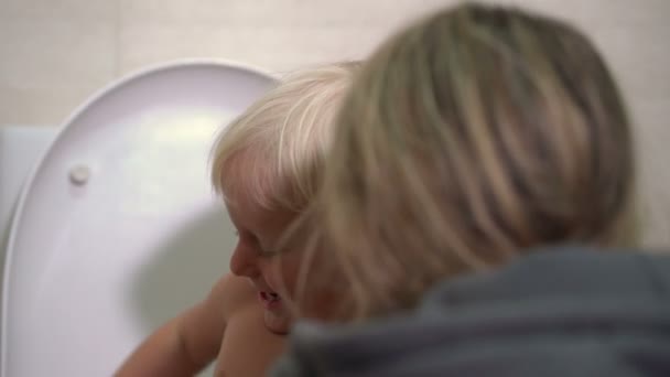 Aranyos baba fiú és anya játszik a WC-papír — Stock videók