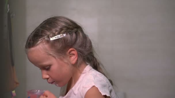 Niña de cinco años cepilla los dientes — Vídeo de stock
