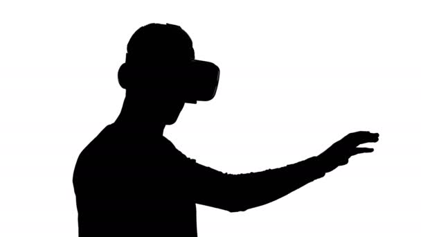 Σιλουέτα ενός ανθρώπου σε γυαλιά εικονικής πραγματικότητας, παρακολουθείτε ένα βίντεο — Αρχείο Βίντεο
