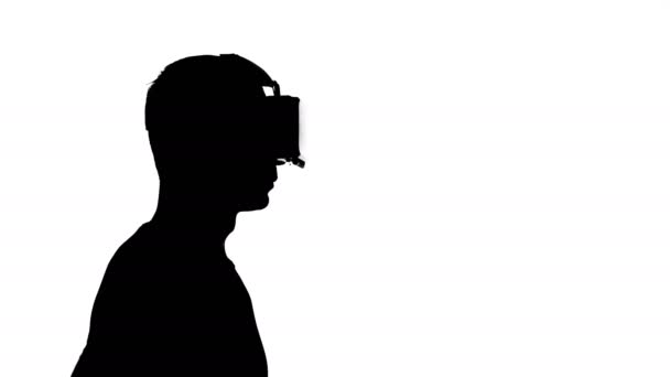 Silhouette di un uomo in occhiali di realtà virtuale guardando un video — Video Stock