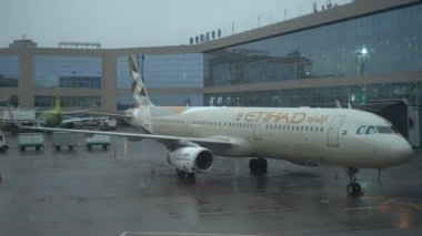 Moskova, Rusya - 16 Aralık 2017: Airbus A321 Etihad Airways A6-Aee standları Domodedovo Uluslararası Havaalanı bir terminal yakınında.
