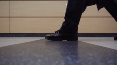 Havaalanı terminal üzerinde yürüyen insanlar. Bazı Bagaj Taşıma.