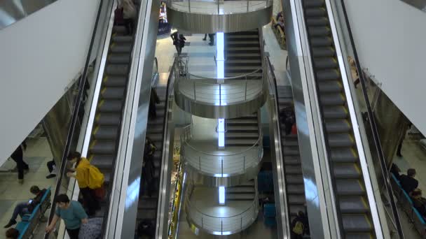 Moskva, Ryssland - 16 December 2017: människor på rulltrappan i zonen avresa på Domodedovo flygplatsen — Stockvideo