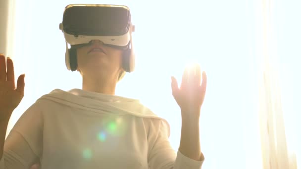 Güzel genç kadın VR bardaklarda Oyun oynama. — Stok video