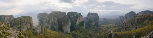 Vista da paisagem rochosa Meteora e mosteiros na Grécia . — Fotografia de Stock