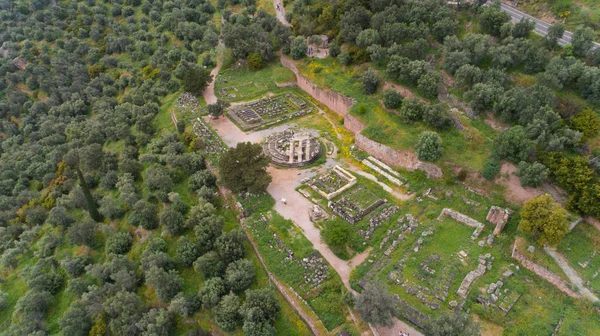 Vista aérea del sitio arqueológico de Delfos antiguo, sitio del templo de Apolo y del Oráculo, Grecia — Foto de Stock