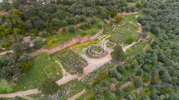 Vista aérea del sitio arqueológico de Delfos antiguo, sitio del templo de Apolo y del Oráculo, Grecia — Foto de Stock