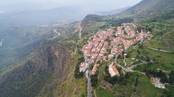 Vista aérea de la ciudad moderna de Delphi, cerca del sitio arqueológico de Delphi antiguo — Foto de Stock