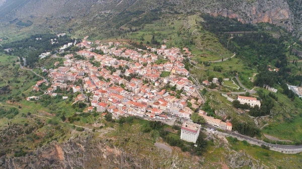 Luchtfoto van de moderne stad van Delphi, in de buurt van archeologische site van oude Delphi — Stockfoto