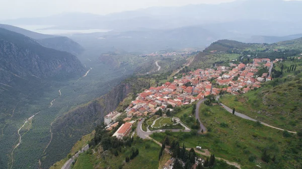 Vista aérea de la ciudad moderna de Delphi, cerca del sitio arqueológico de Delphi antiguo —  Fotos de Stock
