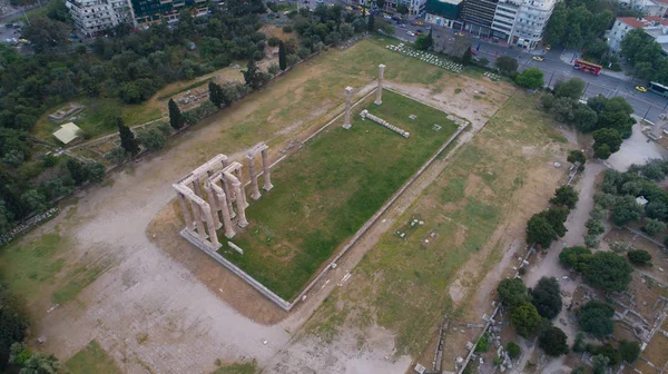 Vista aérea del Templo de Zeus en Olympia en Atenas y parte moderna de la ciudad — Foto de Stock