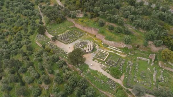 Вид с воздуха на археологическое место древнего Дельфы, место храма Аполлона и Оракула, Греция — стоковое видео