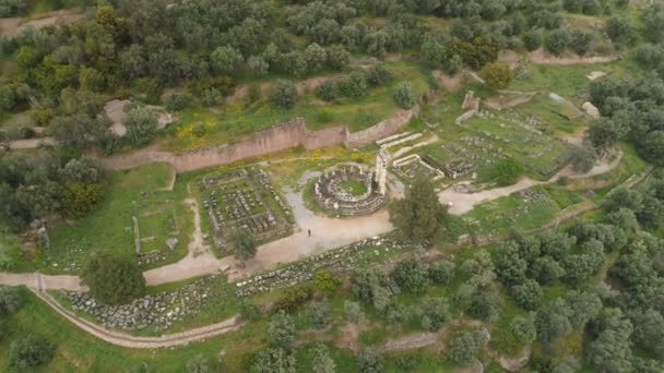 Luftaufnahme der archäologischen Stätte des antiken Delphi, Stätte des Tempels von Apollo und des Orakels, Griechenland — Stockvideo