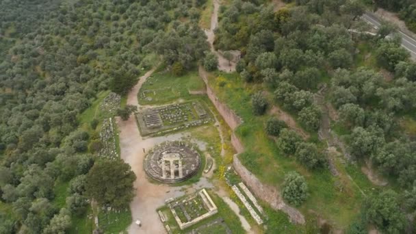 Vista aérea del sitio arqueológico de Delfos antiguo, sitio del templo de Apolo y del Oráculo, Grecia — Vídeo de stock