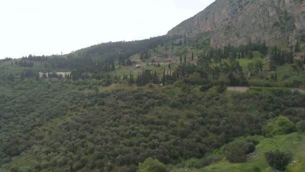 Vista aérea del sitio arqueológico de Delfos antiguo, sitio del templo de Apolo y del Oráculo, Grecia — Vídeo de stock