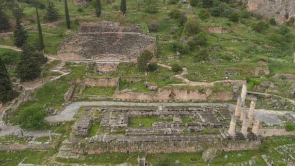 Luchtfoto van de archeologische site van oude Delphi, site van de tempel van Apollo en de Oracle, Griekenland — Stockvideo