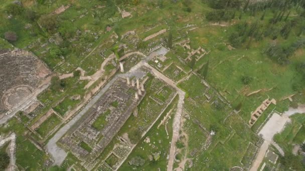 Luchtfoto van de archeologische site van oude Delphi, site van de tempel van Apollo en de Oracle, Griekenland — Stockvideo