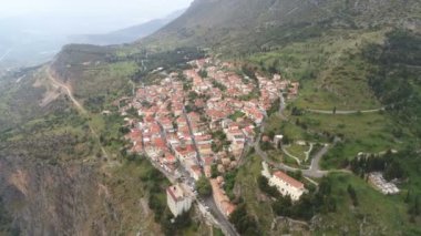 Antik Delphi Sit Alanı yakınında modern Delphi şehrin havadan görünümü