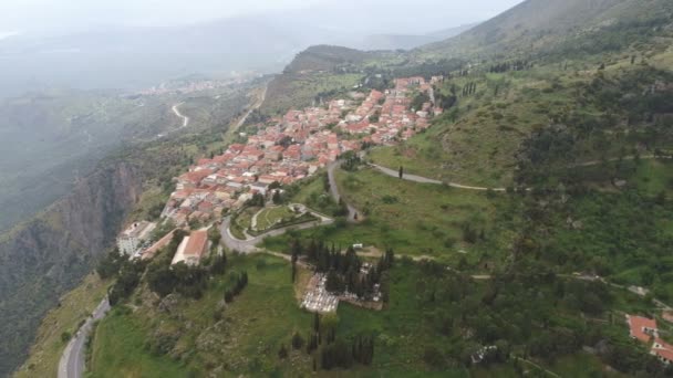 Antik Delphi Sit Alanı yakınında modern Delphi şehrin havadan görünümü — Stok video