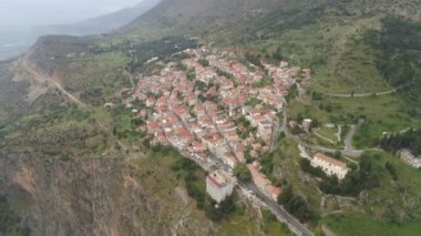 Antik Delphi Sit Alanı yakınında modern Delphi şehrin havadan görünümü