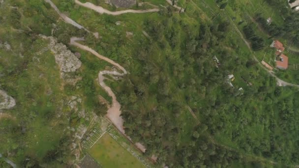 Luftaufnahme der archäologischen Stätte des antiken Delphi, Stätte des Tempels von Apollo und des Orakels, Griechenland — Stockvideo