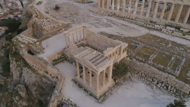 Vista aérea de la Acrópolis de Atenas antigua ciudadela en Grecia — Vídeo de stock